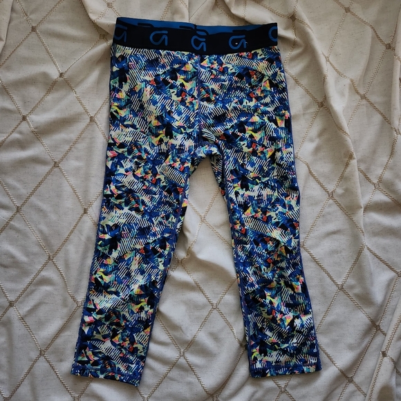 GAP Pants - GapFit Floral Print Mid-Rise Capri Leggings – Size M